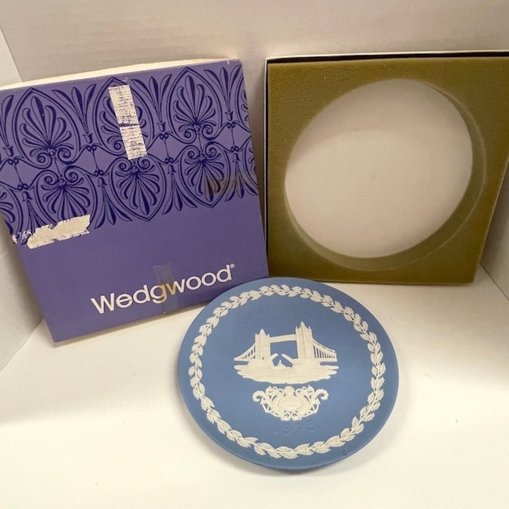 Wedgwood Jasperware 1975 Christmas Plate Tower Bridge London Blue White 8 Inch